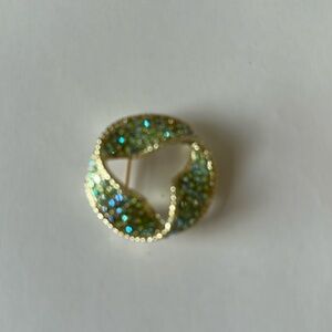 beautiful cristal brooch perfect for the holidays!